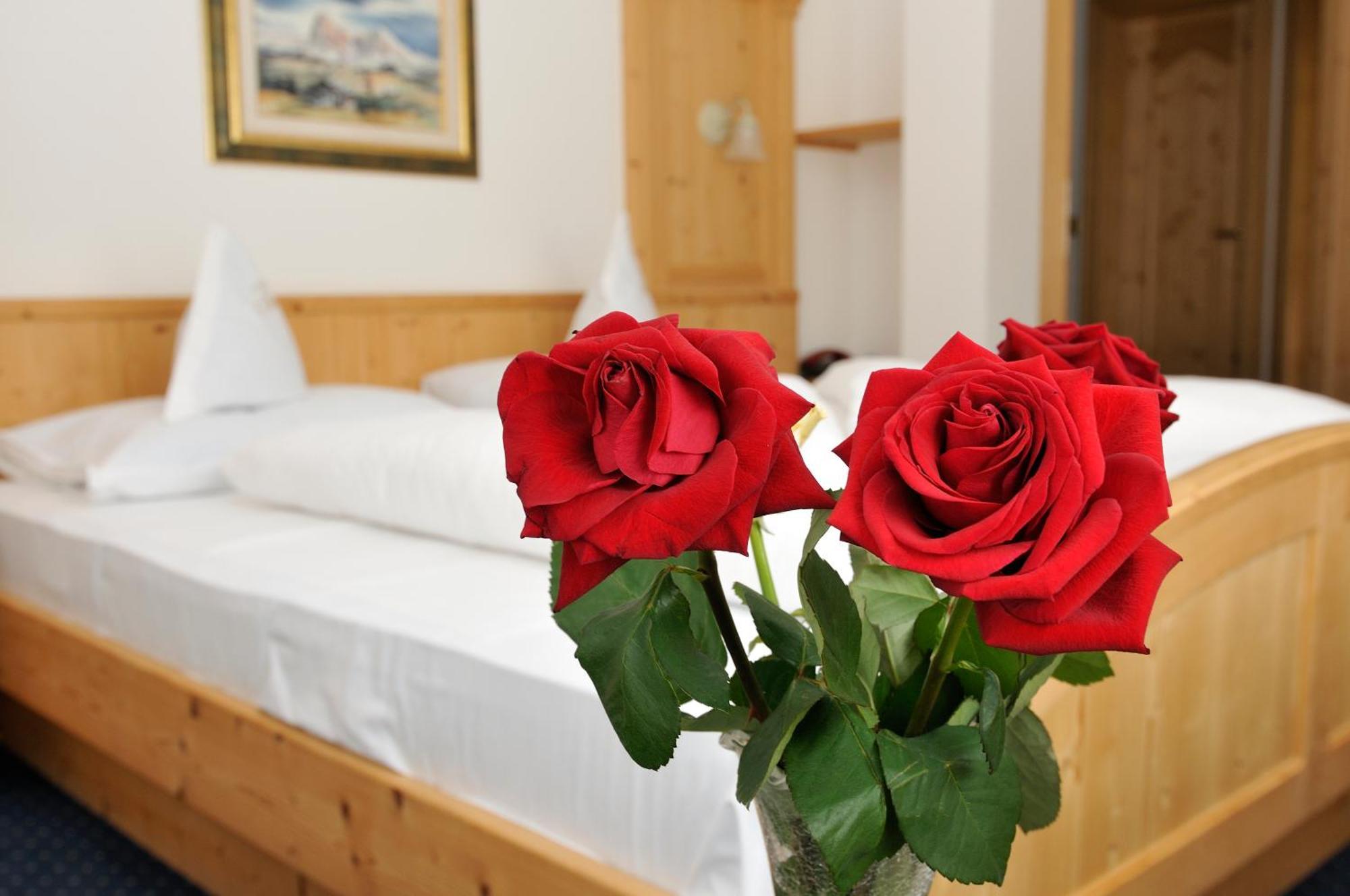 Garni Hotel Iris Selva di Val Gardena Bagian luar foto