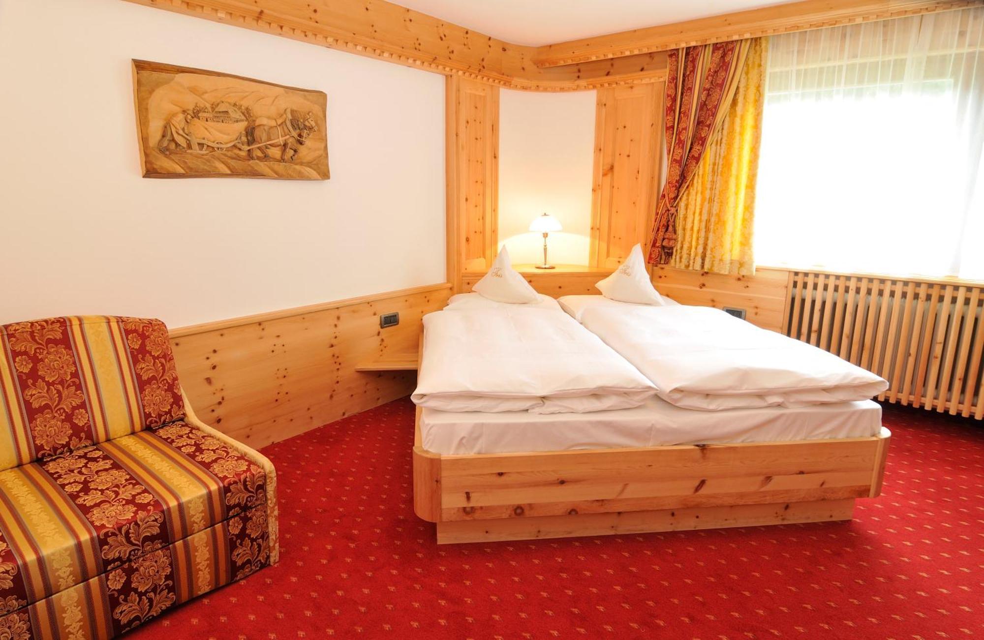 Garni Hotel Iris Selva di Val Gardena Bagian luar foto