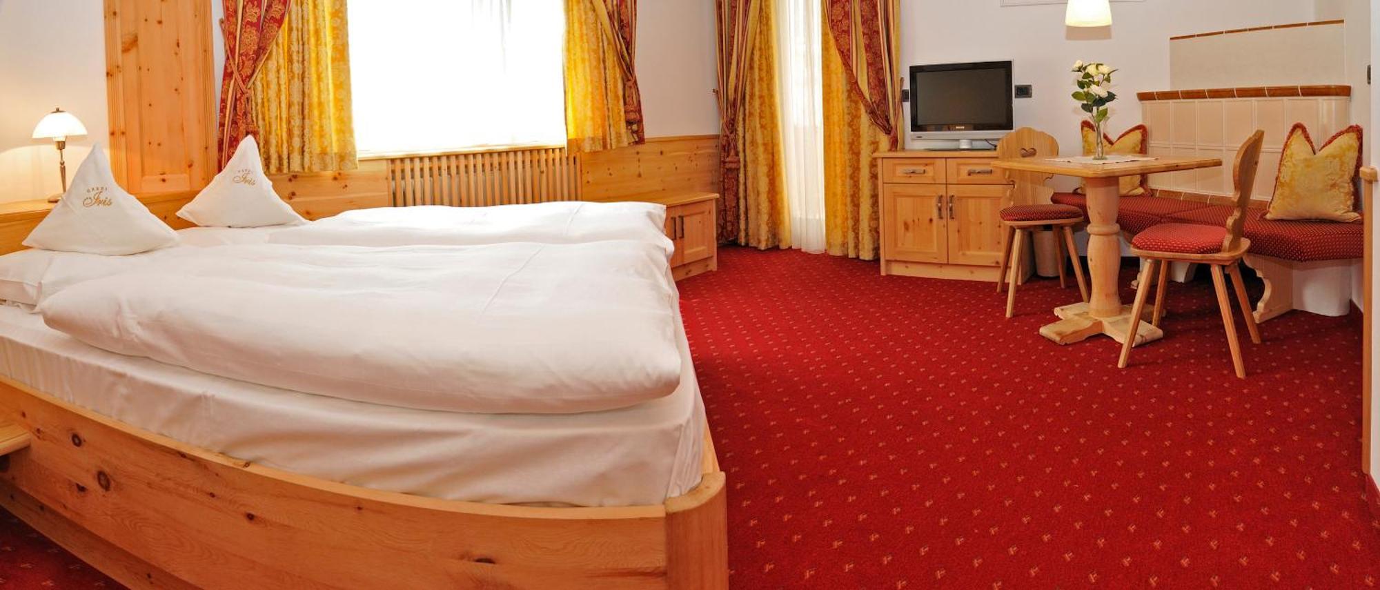 Garni Hotel Iris Selva di Val Gardena Bagian luar foto