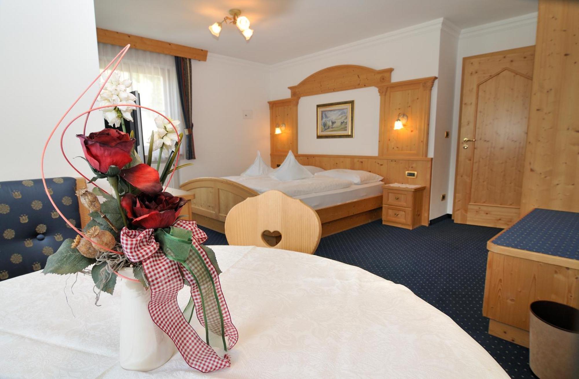 Garni Hotel Iris Selva di Val Gardena Bagian luar foto