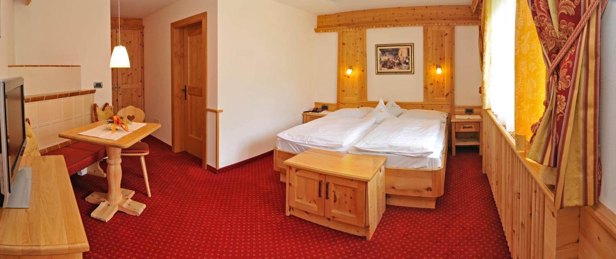 Garni Hotel Iris Selva di Val Gardena Bagian luar foto