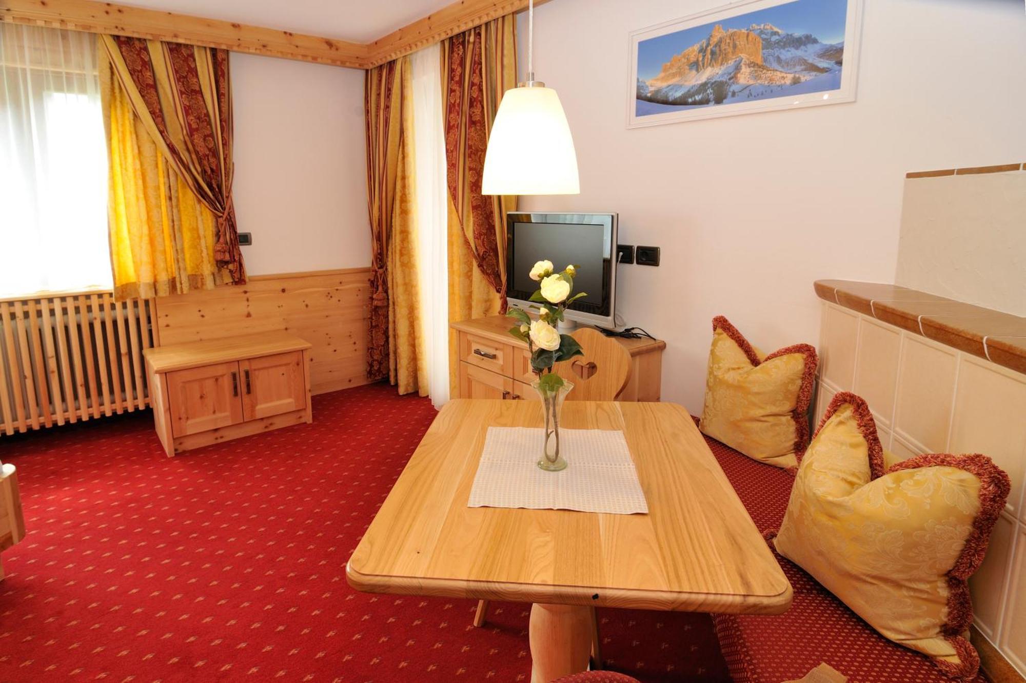 Garni Hotel Iris Selva di Val Gardena Bagian luar foto