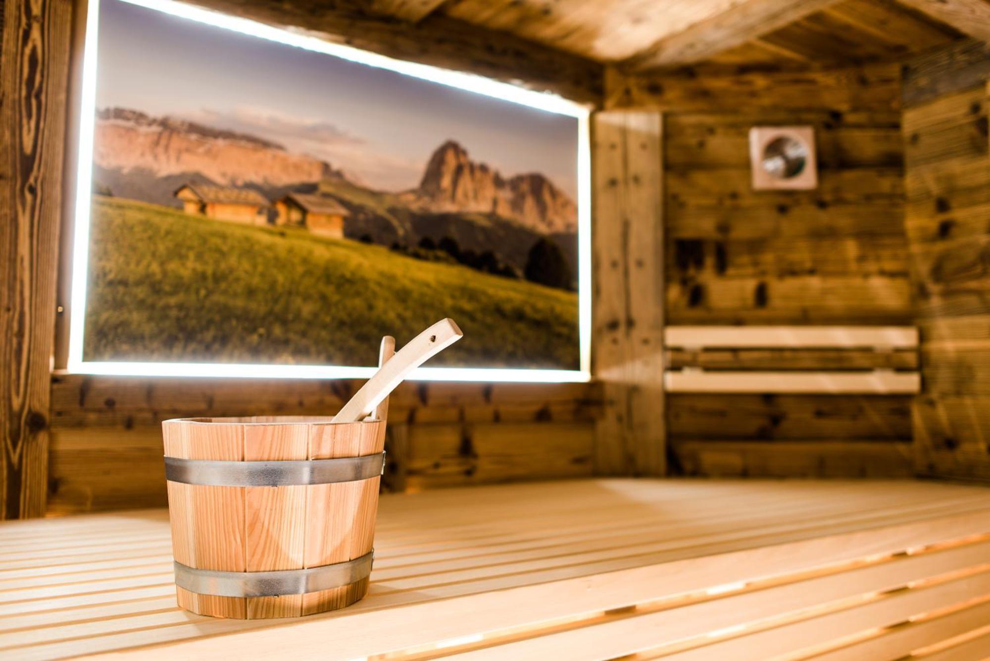 Garni Hotel Iris Selva di Val Gardena Bagian luar foto