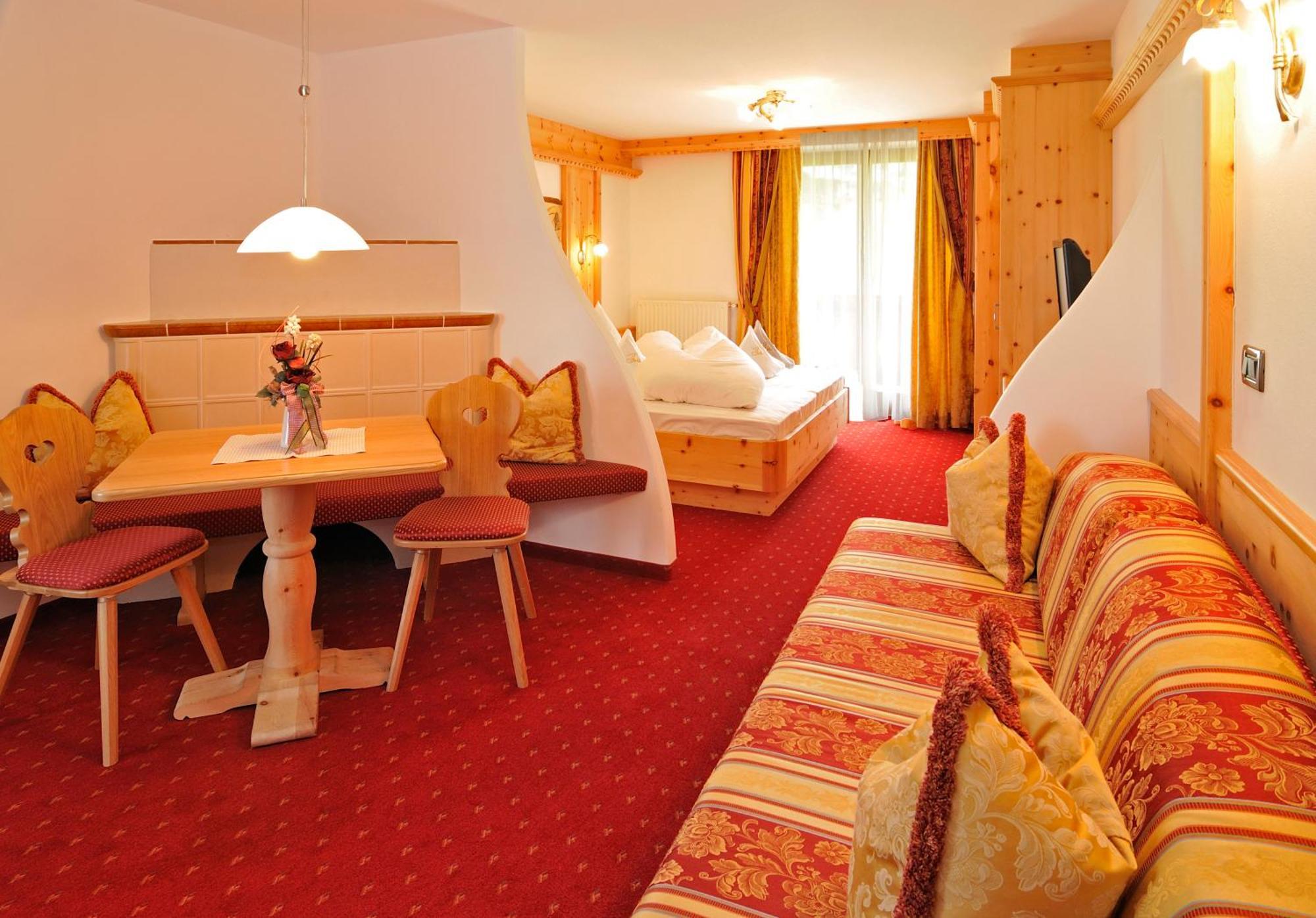 Garni Hotel Iris Selva di Val Gardena Bagian luar foto