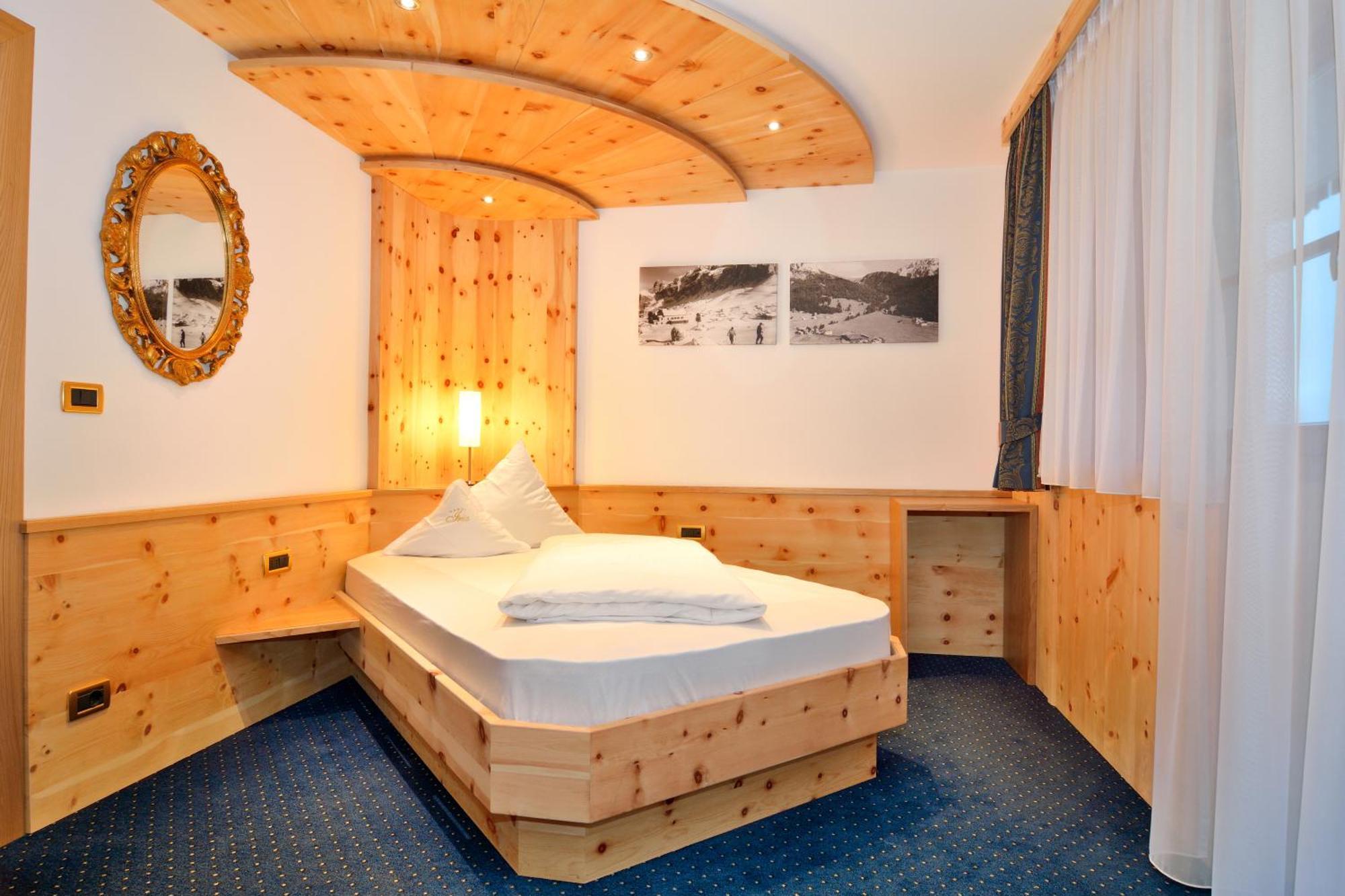 Garni Hotel Iris Selva di Val Gardena Bagian luar foto