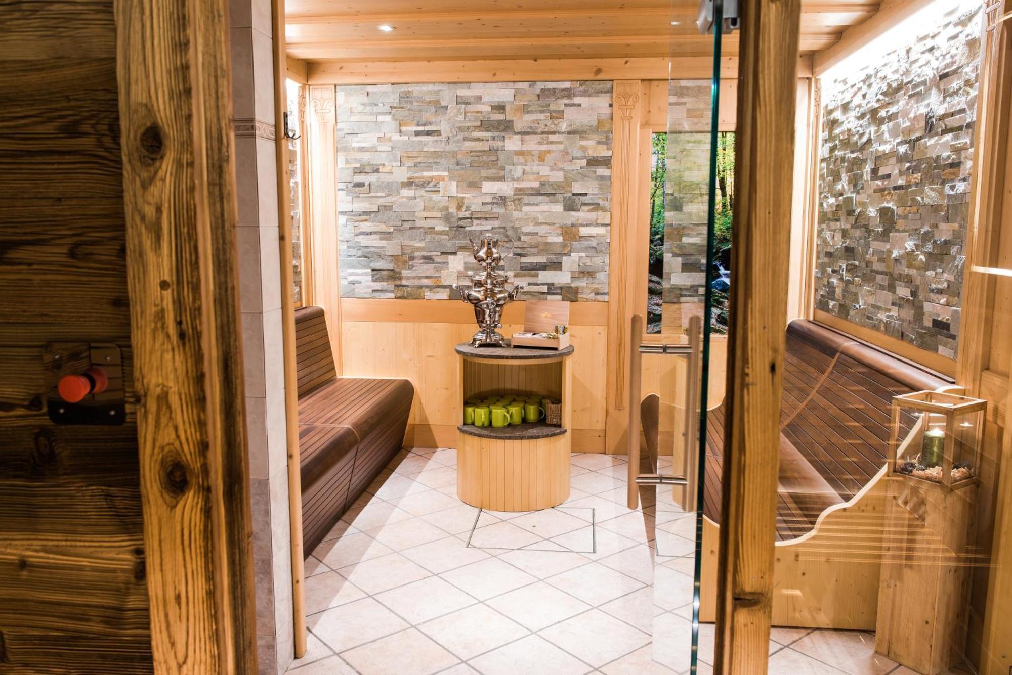 Garni Hotel Iris Selva di Val Gardena Bagian luar foto
