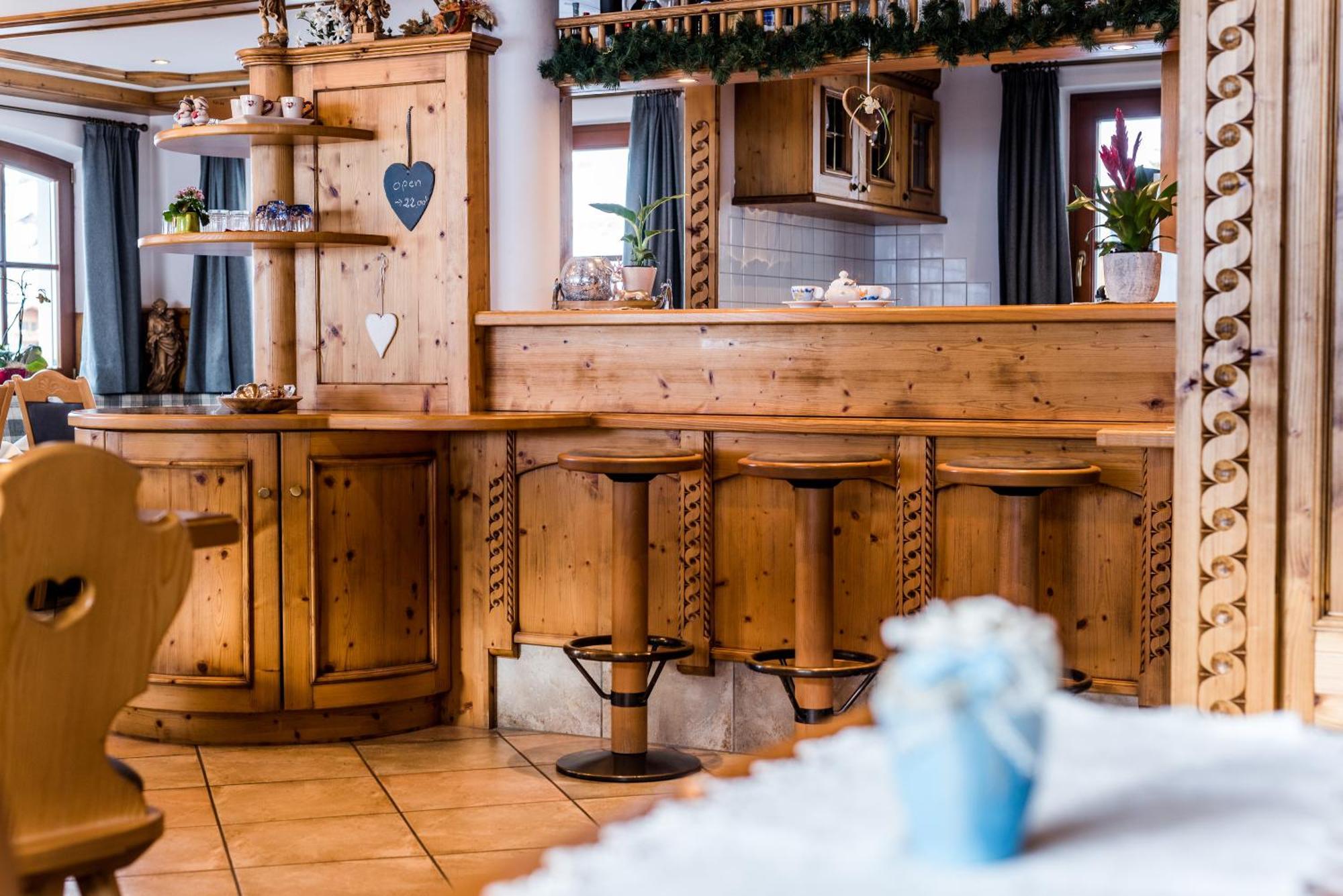 Garni Hotel Iris Selva di Val Gardena Bagian luar foto