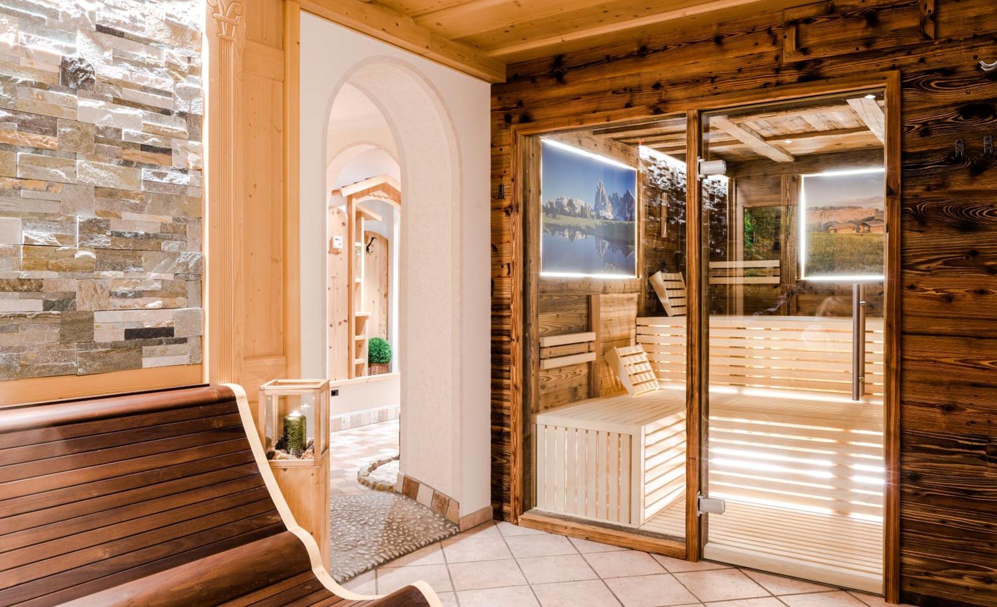 Garni Hotel Iris Selva di Val Gardena Bagian luar foto