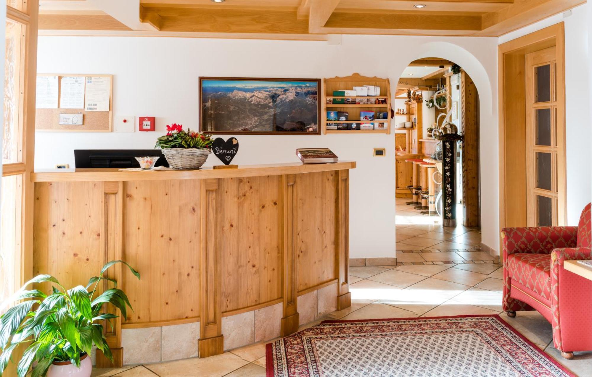 Garni Hotel Iris Selva di Val Gardena Bagian luar foto
