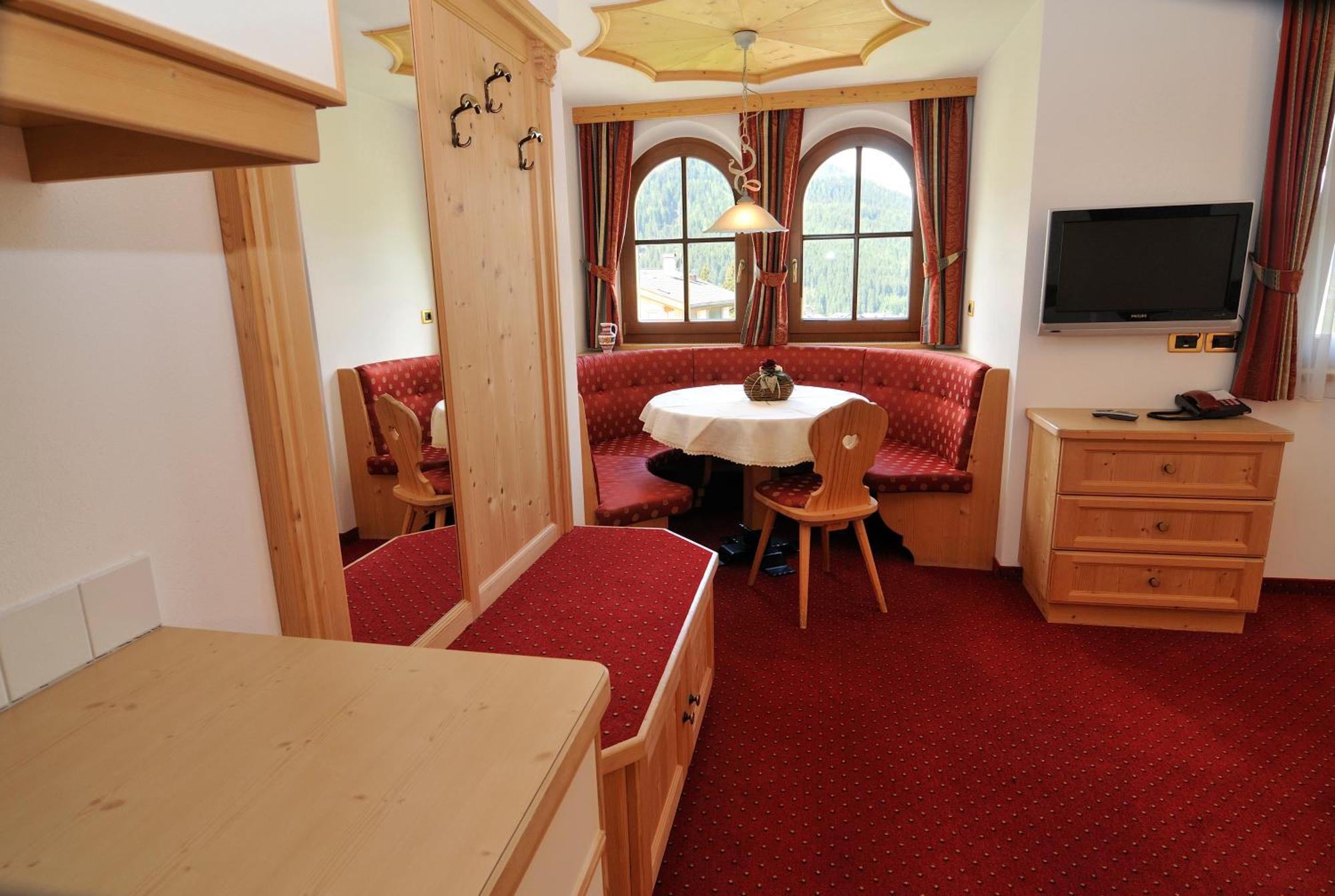 Garni Hotel Iris Selva di Val Gardena Bagian luar foto
