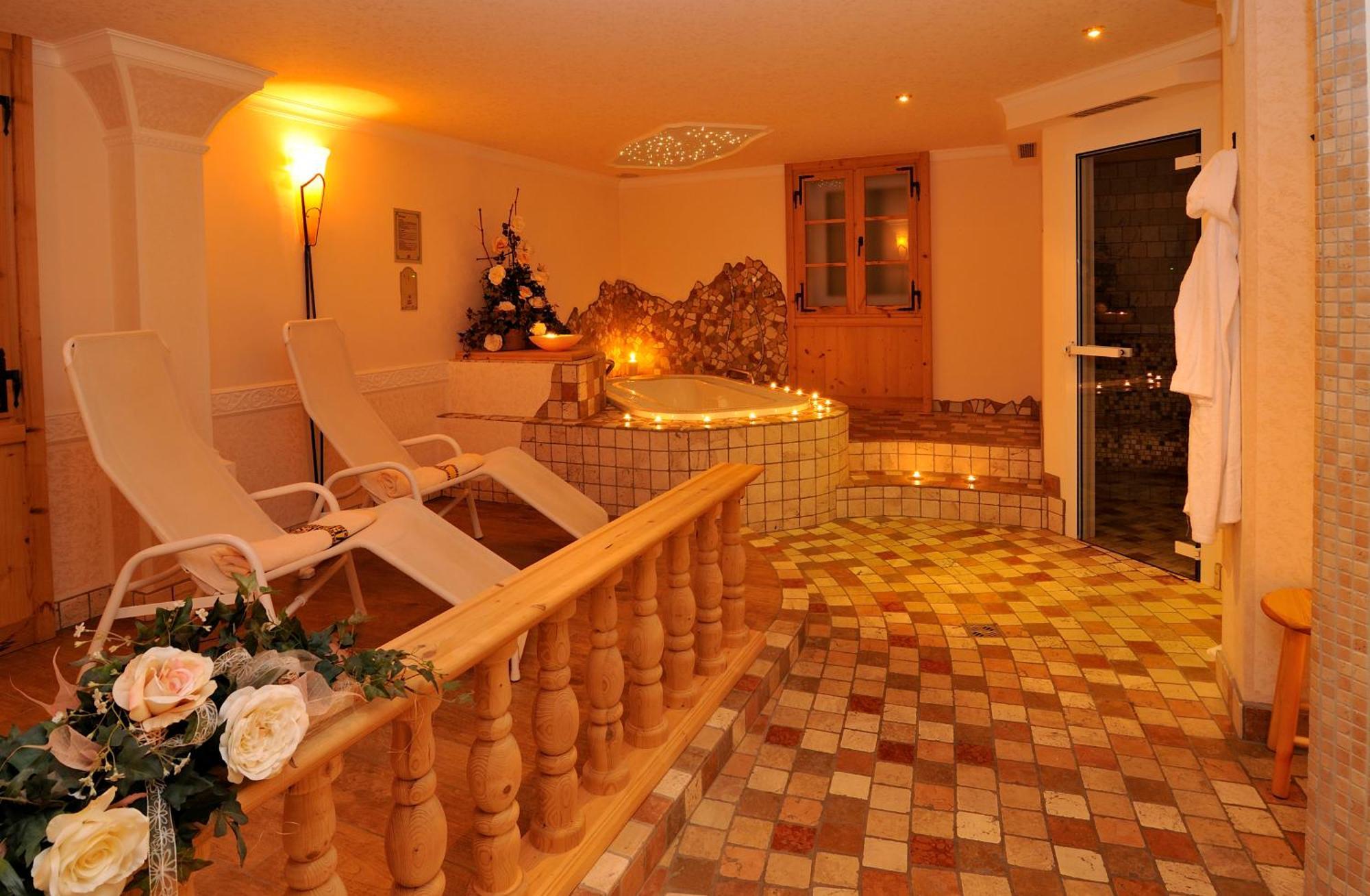 Garni Hotel Iris Selva di Val Gardena Bagian luar foto