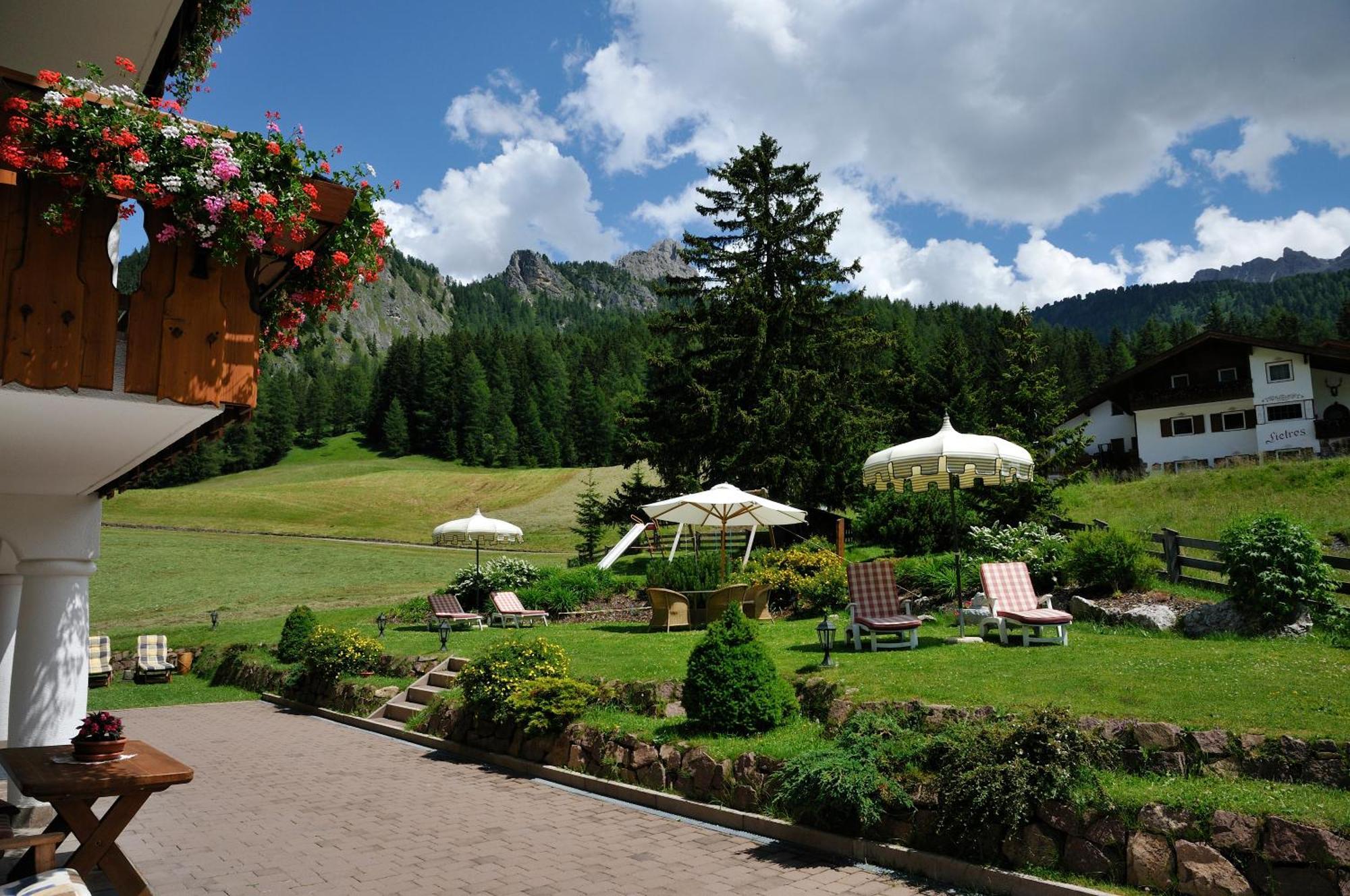 Garni Hotel Iris Selva di Val Gardena Bagian luar foto