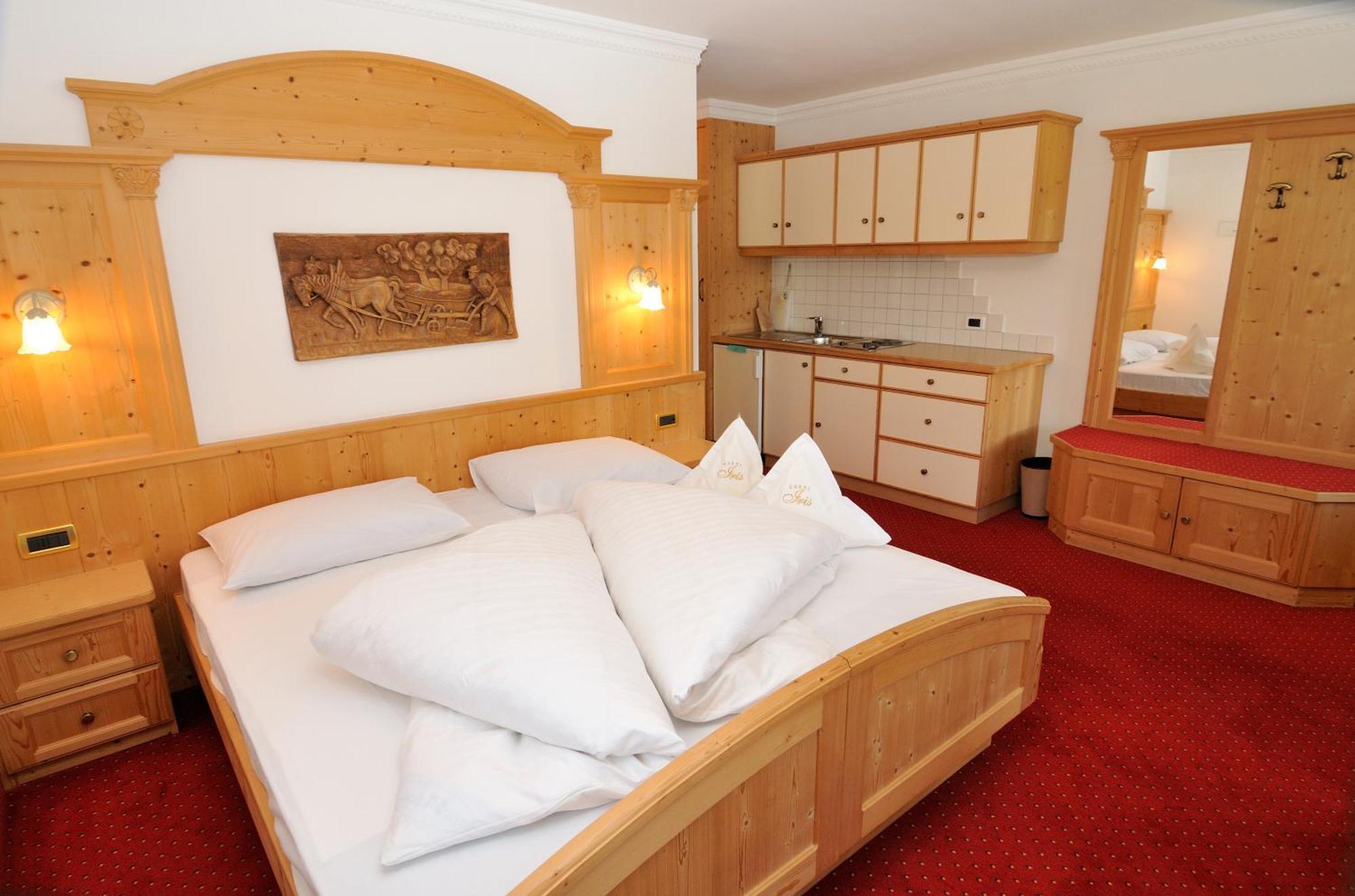Garni Hotel Iris Selva di Val Gardena Bagian luar foto