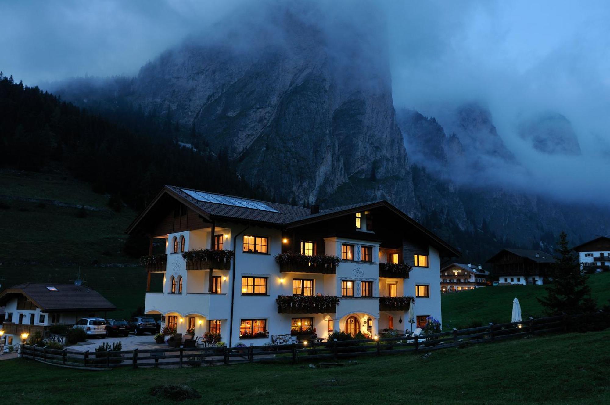 Garni Hotel Iris Selva di Val Gardena Bagian luar foto