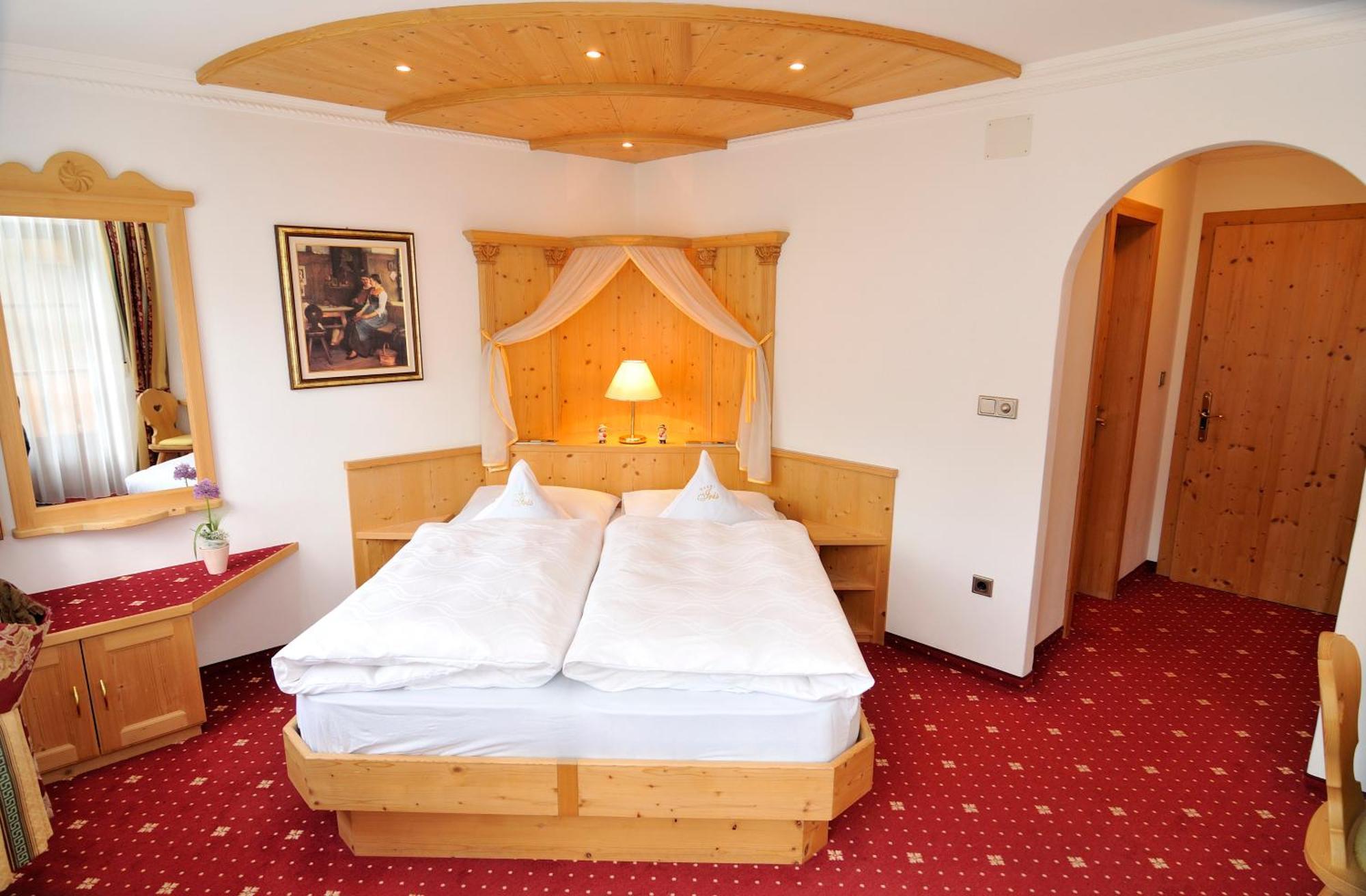 Garni Hotel Iris Selva di Val Gardena Bagian luar foto
