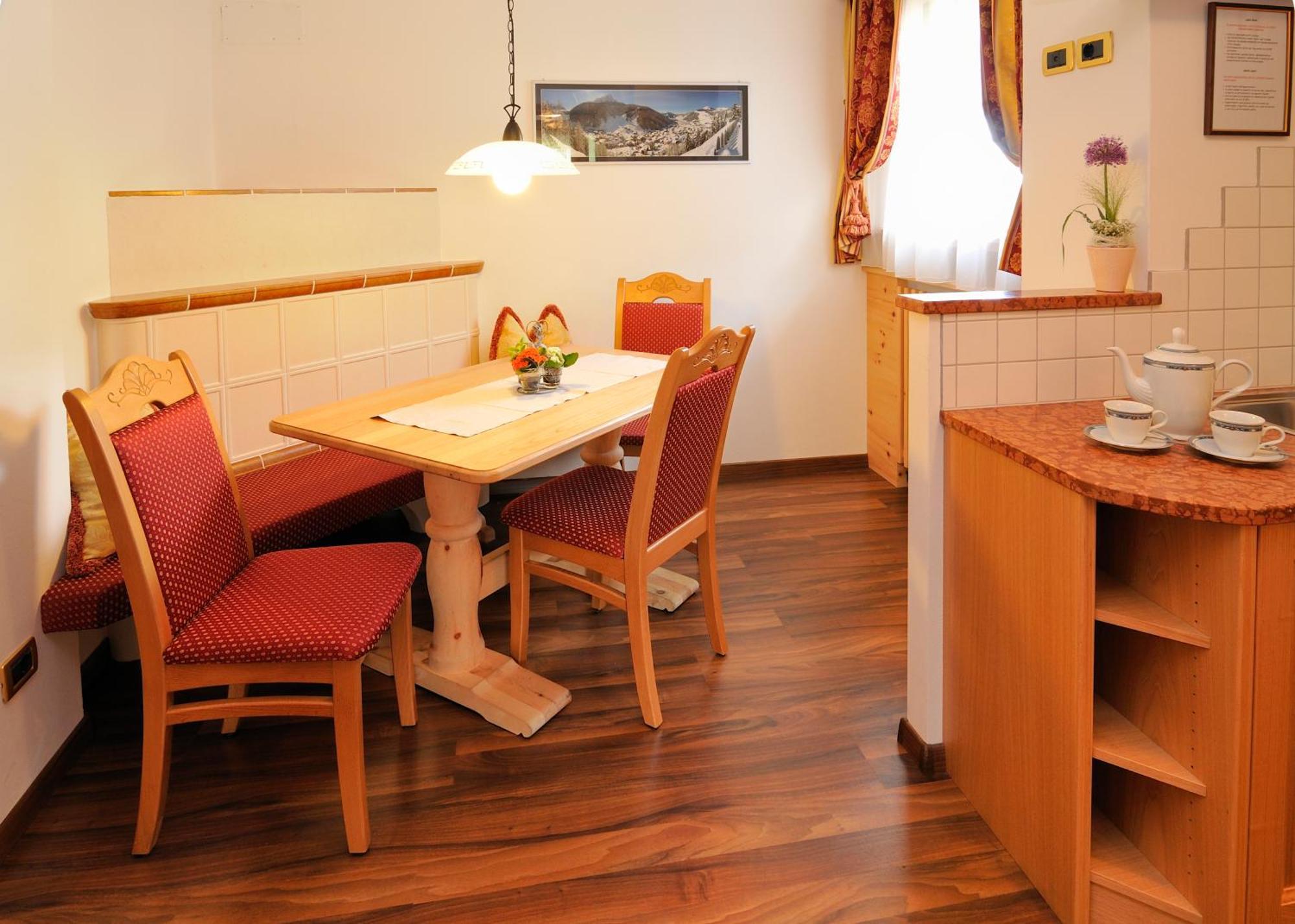 Garni Hotel Iris Selva di Val Gardena Bagian luar foto