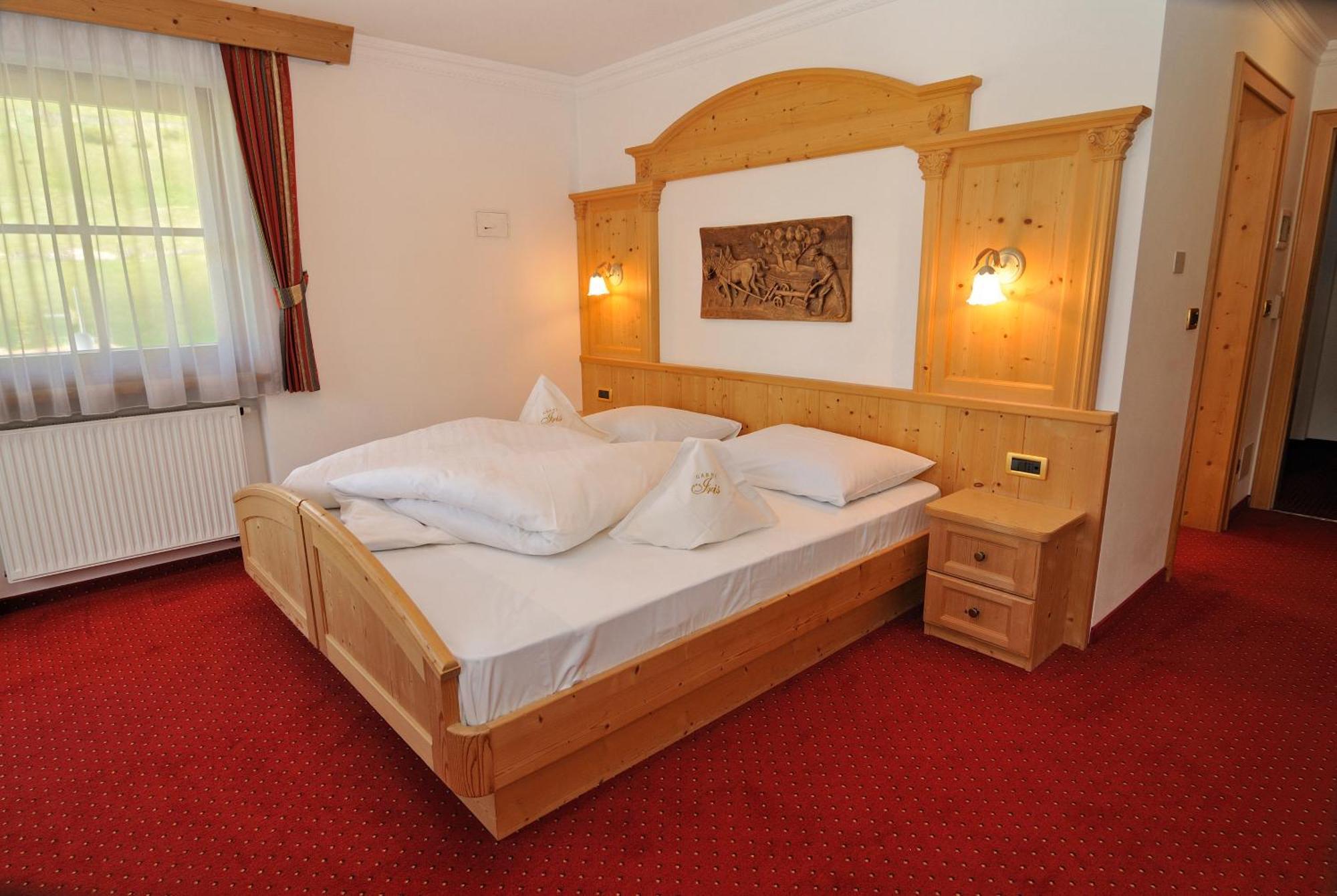 Garni Hotel Iris Selva di Val Gardena Bagian luar foto