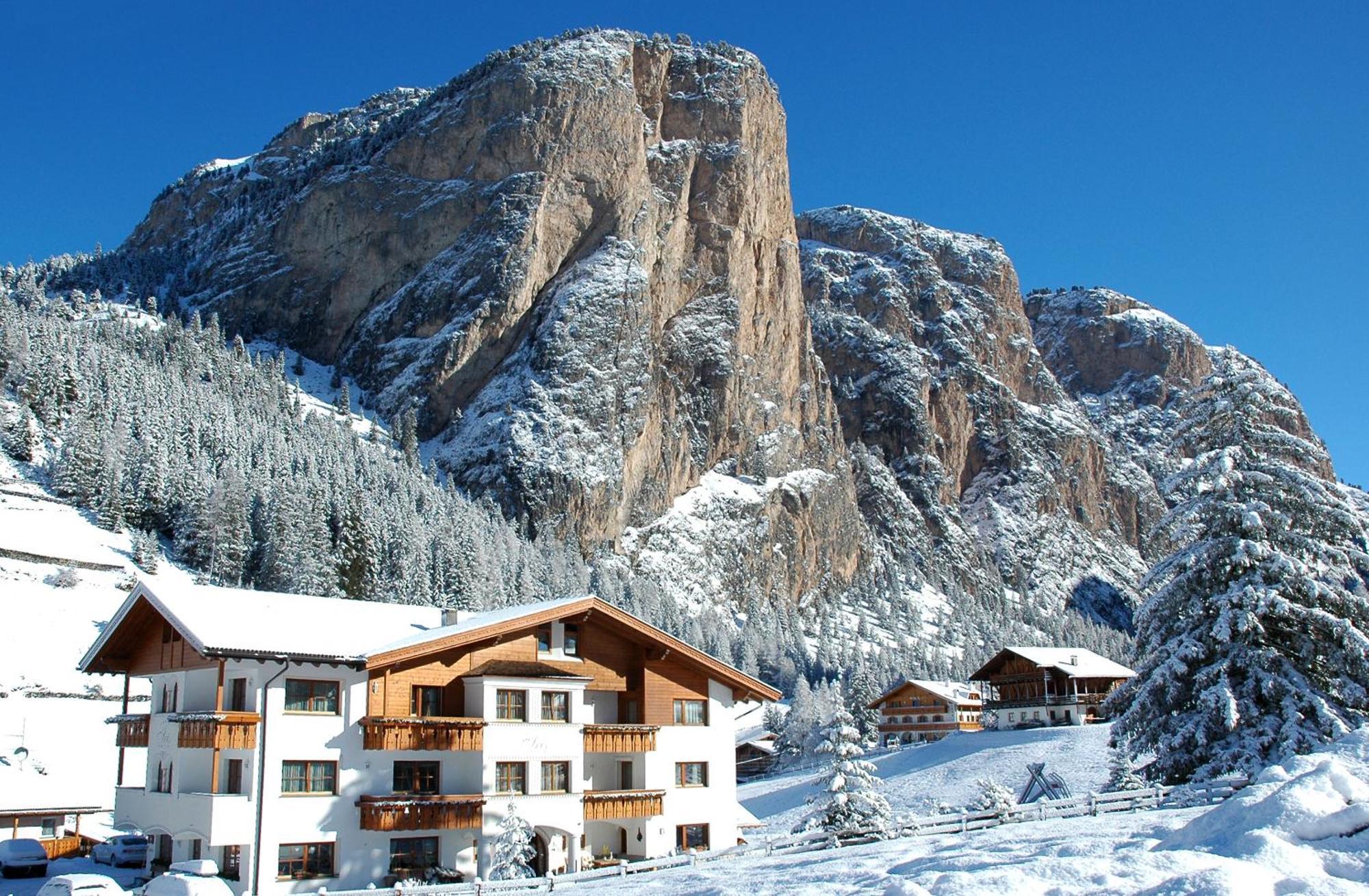 Garni Hotel Iris Selva di Val Gardena Bagian luar foto