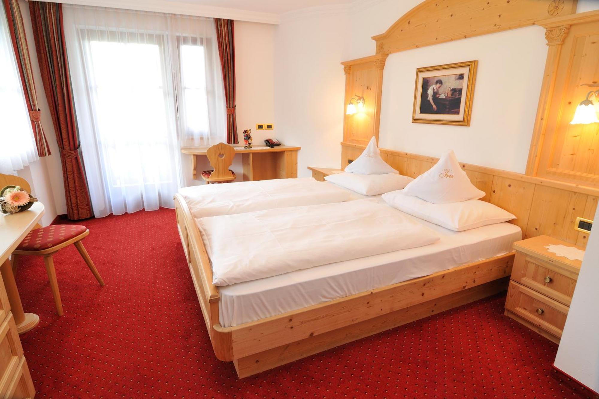 Garni Hotel Iris Selva di Val Gardena Bagian luar foto